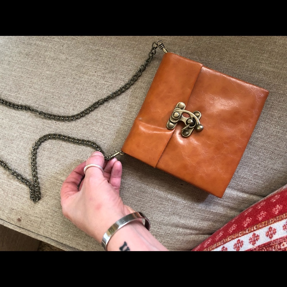 Cross over clutch purse